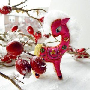 New Hand-embroidered silk cheerful deer set